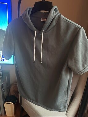Short Sleeve Hooded Pullover in grey